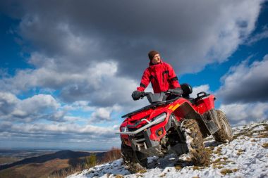 adam spor atv quad bisiklet üzerinde