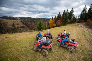 Tepe üzerinde Quad bisiklet sürüş arkadaşlar 