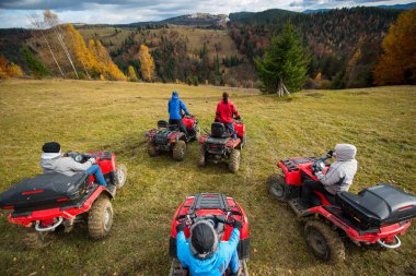 insanlar tepede bir quad bisiklet sürme.