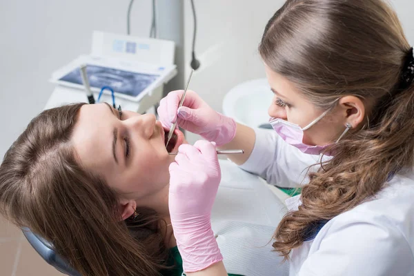 Zahnärztin behandelt Patientenzähne — Stockfoto