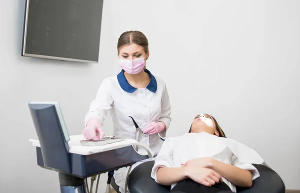 Femme dentiste avec patiente — Photo