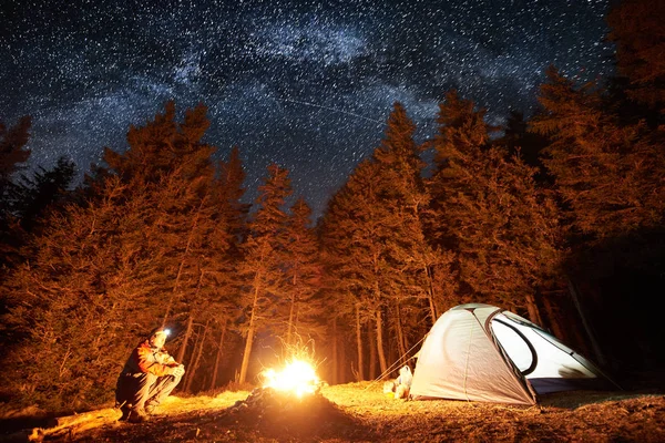 Ember ül, tábortűz, és a sátor közelében — Stock Fotó