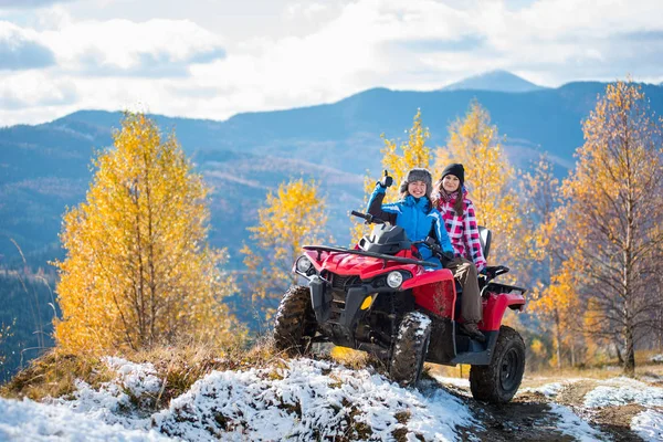 Duas mulheres pilotos ATV em jaquetas — Fotografia de Stock