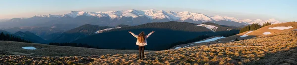 Excursionista femenina de pie en la cima de la montaña —  Fotos de Stock