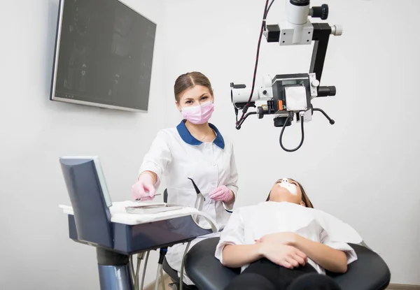 Amistoso dentista femenino con paciente —  Fotos de Stock