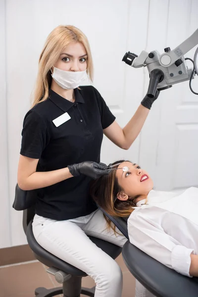 Młoda kobieta dentysty z pacjentem — Zdjęcie stockowe