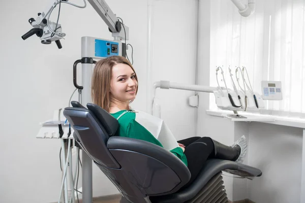 Patientin sitzt im Zahnarztstuhl — Stockfoto