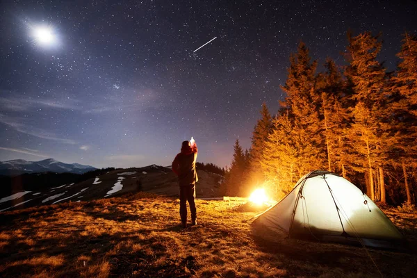 Turista ter um descanso no acampamento à noite — Fotografia de Stock