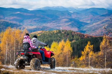 Çift üzerinde quad bisiklet sürmek 
