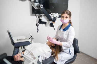 Kadın dişçi hasta diş tedavi 