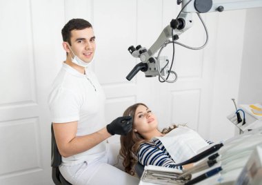 Dişçi diş Kliniği kadın hasta ile. 