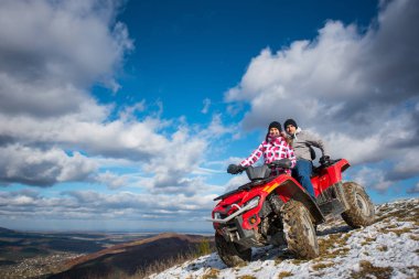 dört tekerlekli Atv Dağları üzerinde çift