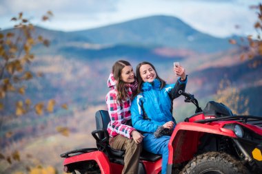 kadınlar üzerinde dört kiralama yapar selfie 