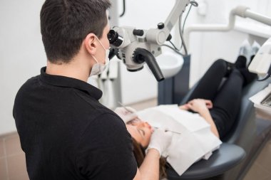 Erkek diş hekimi diş araçları ile 