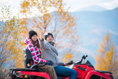 dört tekerlekli Atv Dağları üzerinde çift