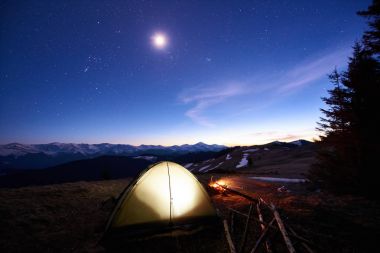 Dağlarda forest yakınındaki kampa turizm. 