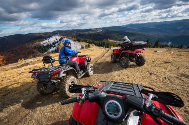 ATV quad bisiklet sürüş erkeklerle görüntülemek