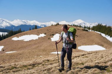 Dağlarda sırt çantası ile erkek fiyatı