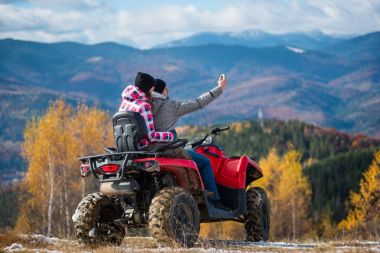 dört tekerlekli Atv Dağları üzerinde çift