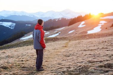 Sahne Dağları'nda izleyen adamım
