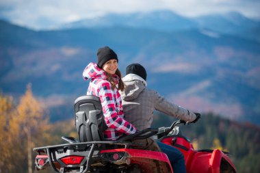 dört tekerlekli Atv Dağları üzerinde çift