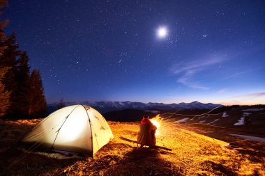Turist var bir dinlenme kampında geceleri 