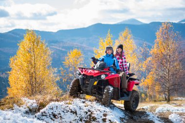 İki kadın binici Atv