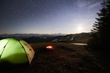 Dağlarda forest yakınındaki kampa turizm. 