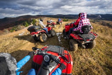 insanlar tepede bir quad bisiklet sürme.