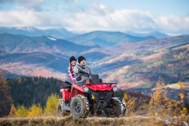dört tekerlekli Atv Dağları üzerinde çift