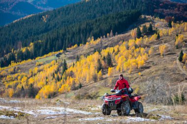 Adam kırmızı quad bisiklet sürüş 