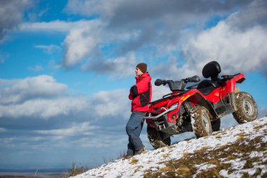 Adam Atv quad Bisiklet ayakta