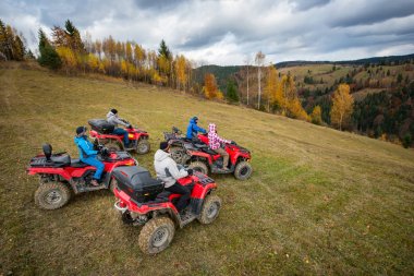 Beş Atv Bisikletçi off-road quad bisiklet üzerinde 