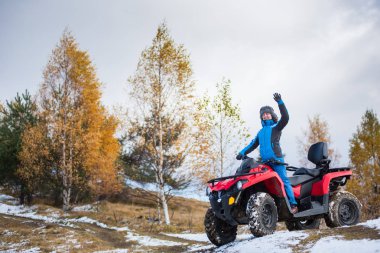 Mavi kış mutlu kadın binici 