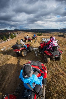 bir grup insan bir atv sürme 