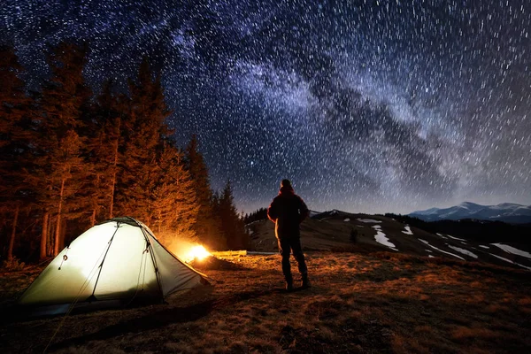 Турист відпочиває в таборі вночі — стокове фото