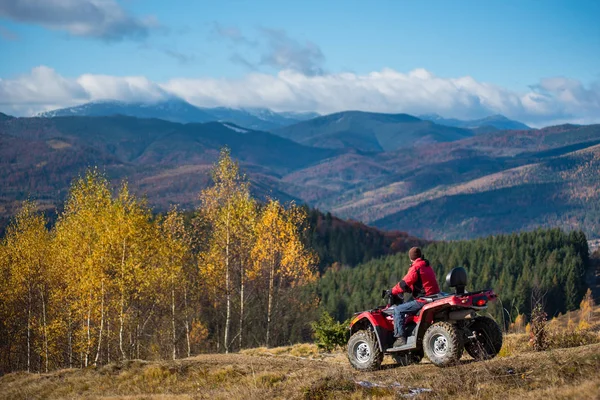 Guy jízda na Atv na horské silnici — Stock fotografie