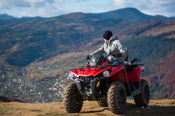 Ragazzo in quad su una cima di montagna — Foto Stock