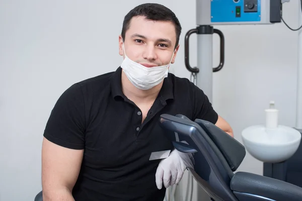 Αρσενικό οδοντίατρος στο οδοντιατρείο. — Φωτογραφία Αρχείου