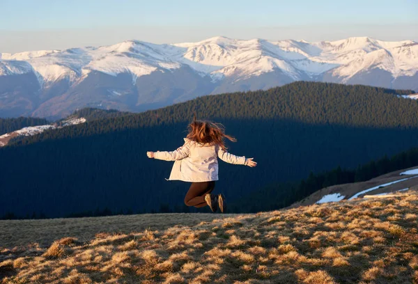 Dağın tepesinde atlama kadın uzun yürüyüşe çıkan kimse — Stok fotoğraf