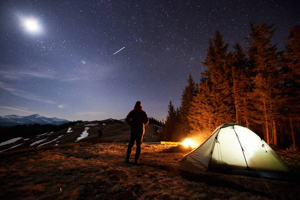 Turista ter um descanso no acampamento à noite — Fotografia de Stock