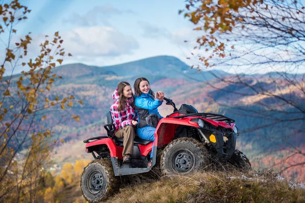 Ευτυχισμένος κορίτσια στο quad bike κάνει selfie — Φωτογραφία Αρχείου