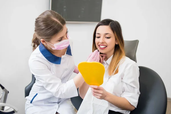 Młody pacjent zadowolony i dentysta — Zdjęcie stockowe