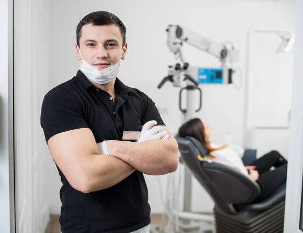 Οδοντίατρος στέκεται με τα χέρια σταυρωμένα — Φωτογραφία Αρχείου
