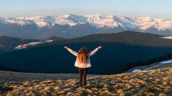 山の上に立っている女性ハイカー — ストック写真