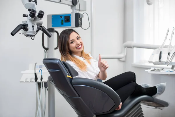 Patient im Zahnarztstuhl zeigt Daumen hoch — Stockfoto