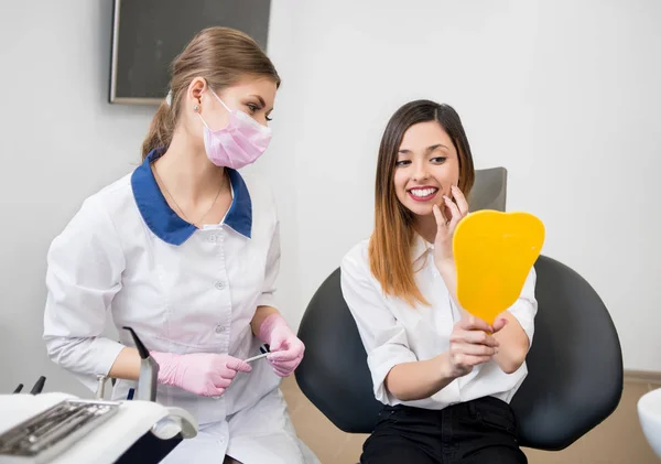 Junge Frau mit Zahnärztin — Stockfoto