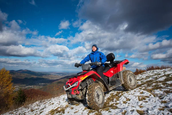 Atv を乗っての男 — ストック写真