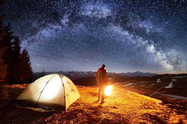 El turista descansan en el campamento por la noche — Foto de Stock