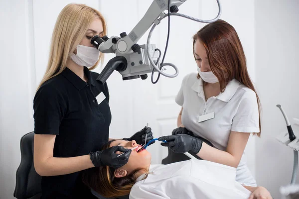 Женщины-дантисты проверяют зубы пациентов — стоковое фото